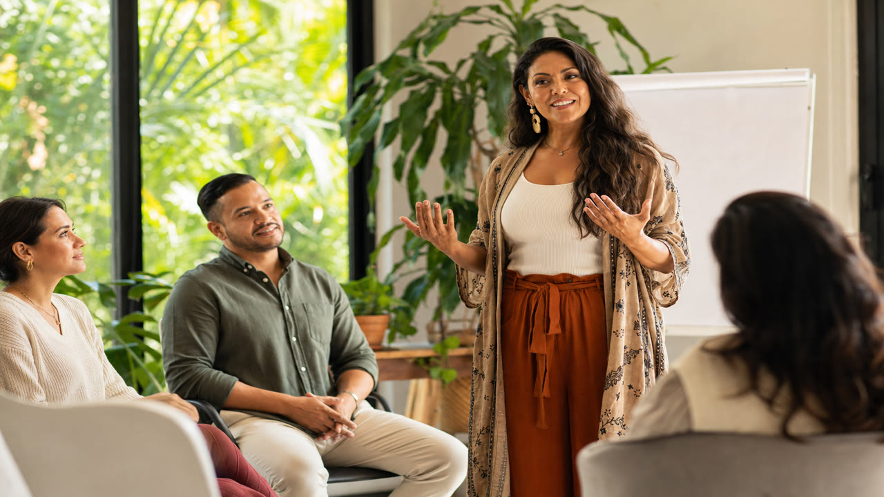 Facilitadora liderando una capacitación con un equipo